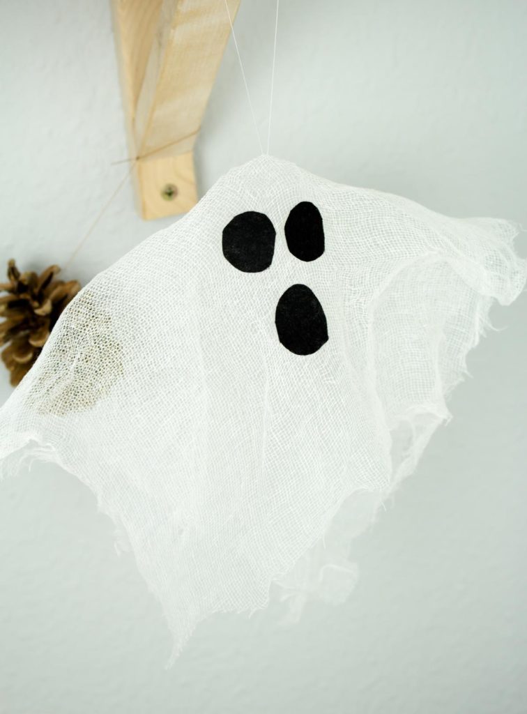 DIY Halloween Dekoration: Schwebende Geister basteln