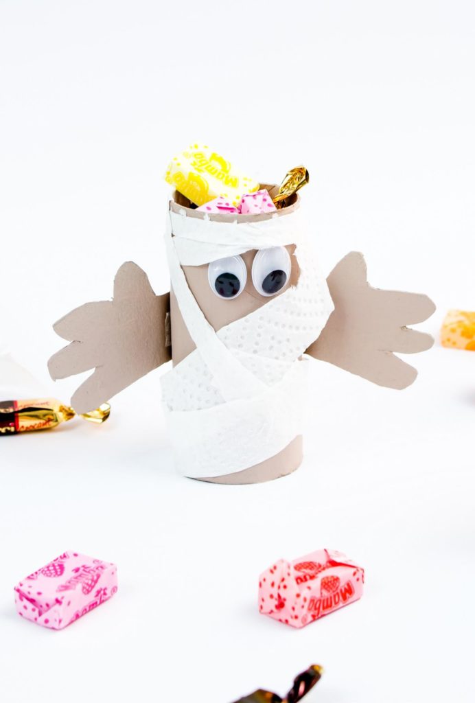 DIY Mumie aus Klopapierrollen basteln - Süßigkeitenaufbewahrung für Halloween