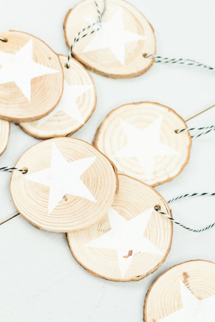 DIY Holzscheiben Anhänger mit Sternen basteln - schöner, einfacher Christbaumschmuck