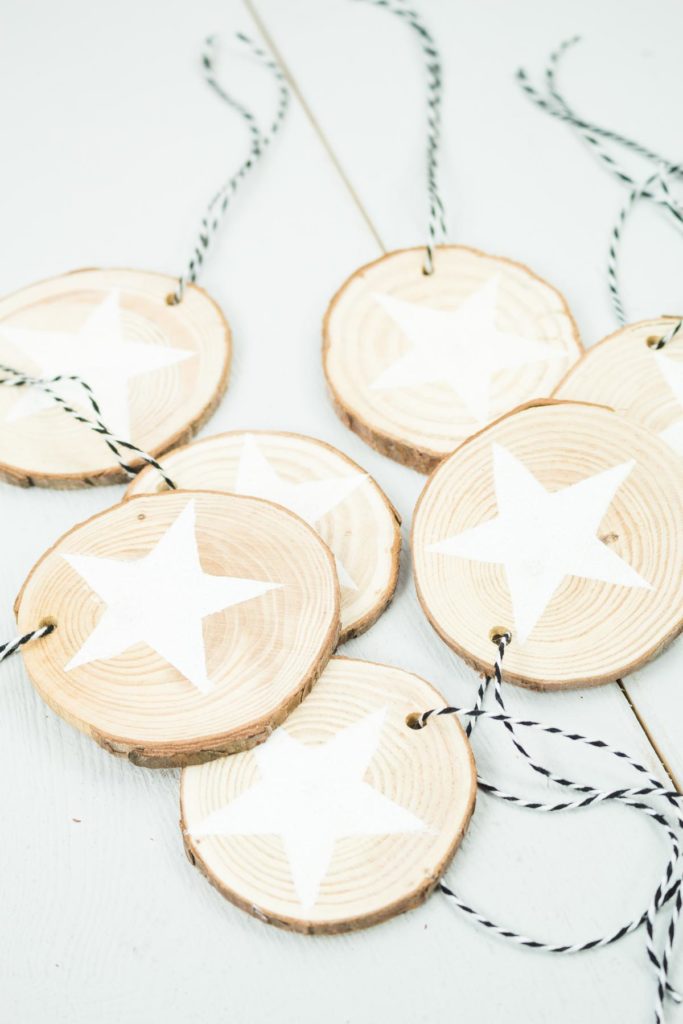 DIY Holzscheiben Sterne basteln - schöner, einfacher Christbaumschmuck