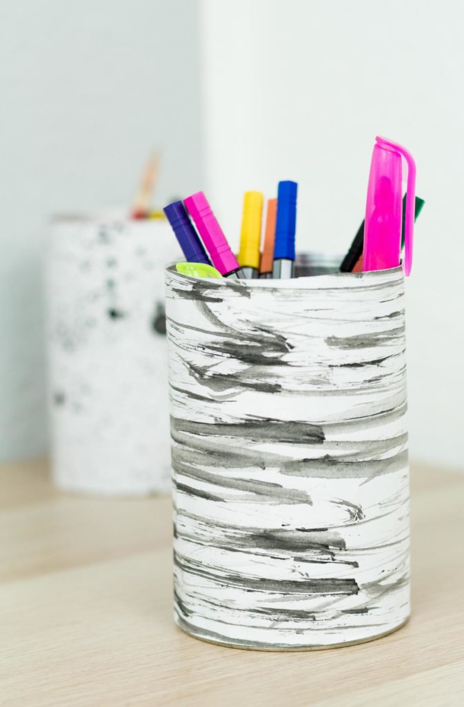 DIY Stiftehalter aus Dosen basteln - einfache und günstige Upcycling Idee - DIY Idee für den Schreibtisch