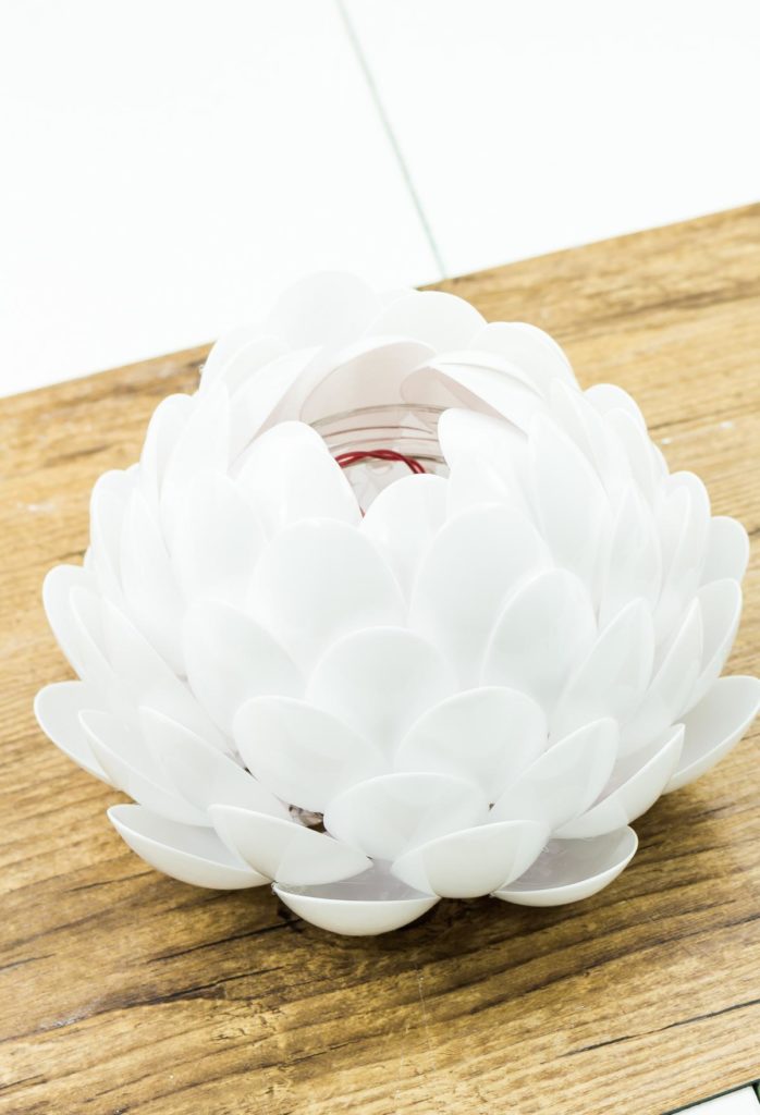 DIY leuchtende Lotusblume aus Plastik Löffeln basteln - DIY Lampe - günstige, aber sehr schöne DIY Deko Idee