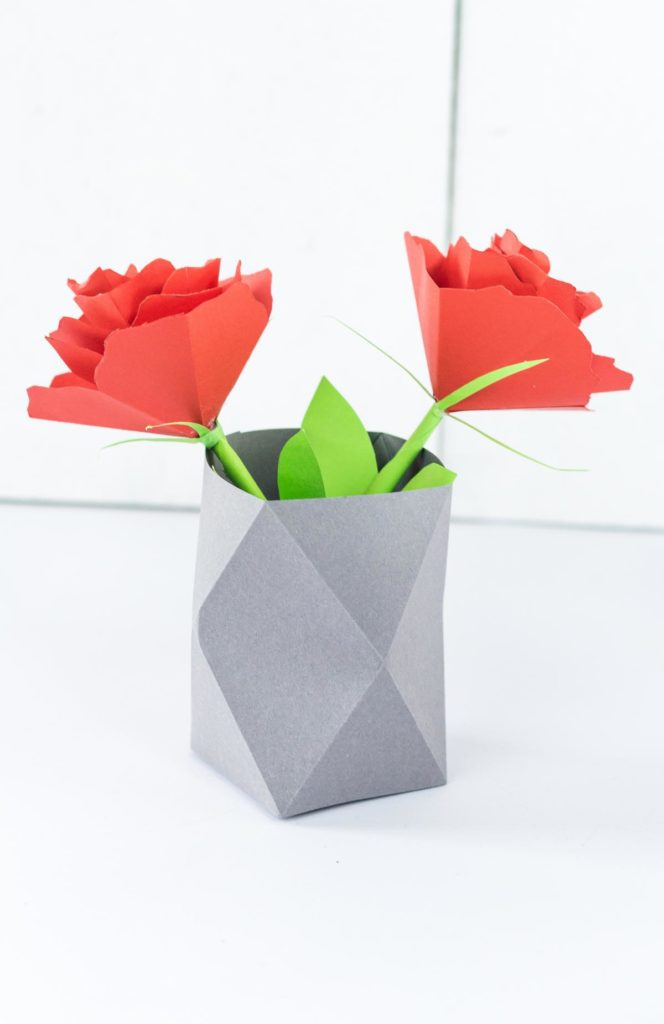 DIY Origami Vase aus Papier basteln - ein echter Hingucker im Haushalt