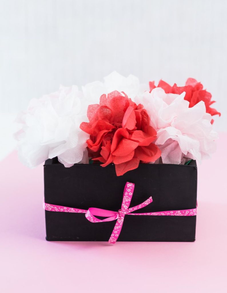 DIY Flowerbox mit Blumen aus Servietten basteln - schöne Geschenkidee für die Liebsten