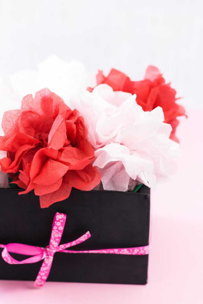DIY Flowerbox mit Blumen aus Servietten basteln - schöne Geschenkidee für die Liebsten