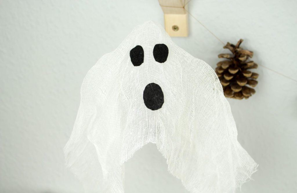 DIY Halloween Dekoration: Schwebende Geister basteln