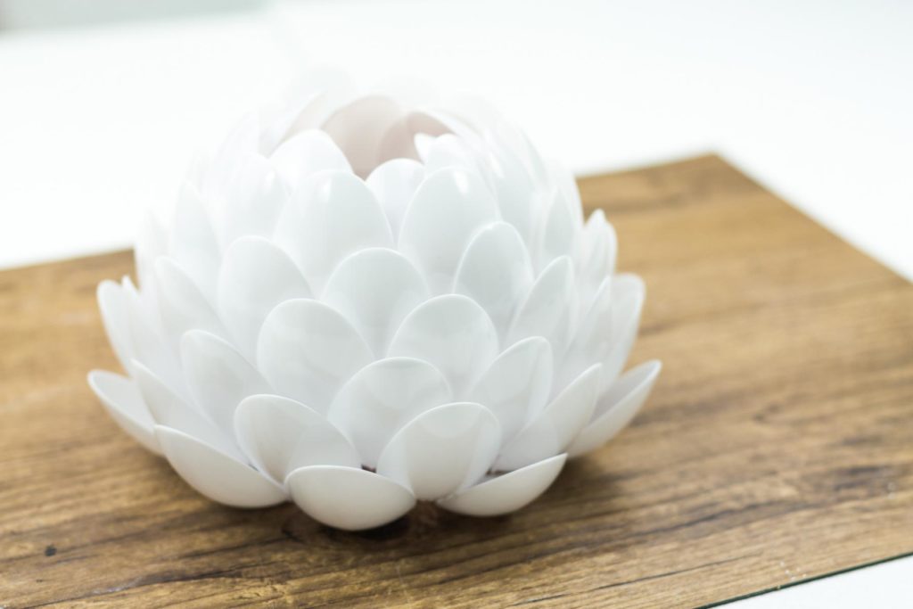 DIY leuchtende Lotusblume aus Plastik Löffeln basteln - DIY Lampe - günstige, aber sehr schöne DIY Deko Idee
