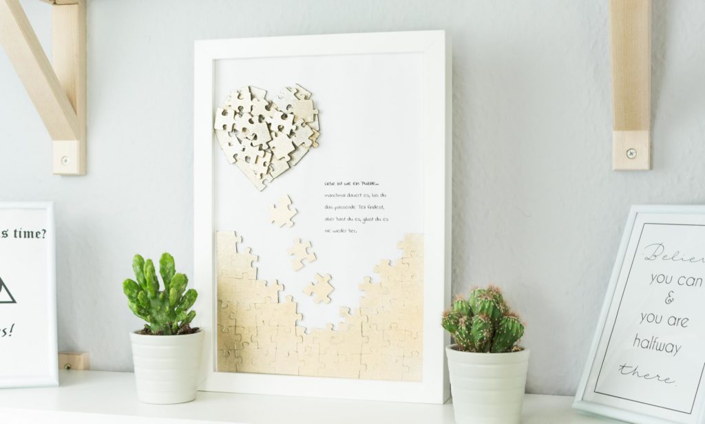 DIY Puzzle Herz Wandbild basteln - schöne Geschenkidee zum Valentinstag oder Muttertag und eine schöne Deko im heimischen Wohnzimmer.... Upcycling Idee